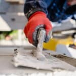 Comment enlever les traces noires sur un enduit de façade ?