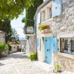 Comment nettoyer une façade en pierre ?