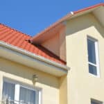 Quelle couleur de façade de maison choisir avec des tuiles rouges ?