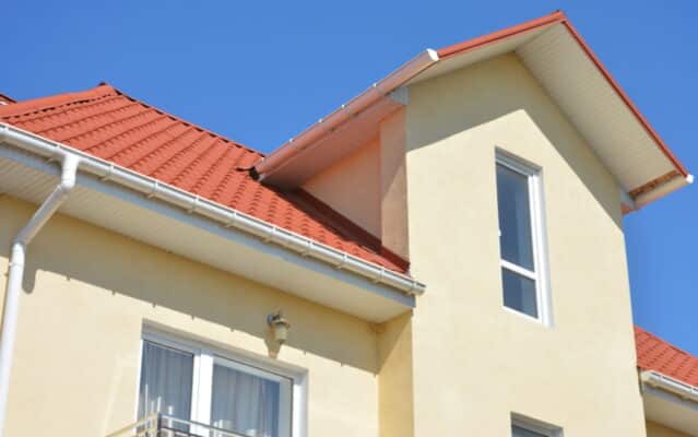 Quelle couleur de façade de maison choisir avec des tuiles rouges ?