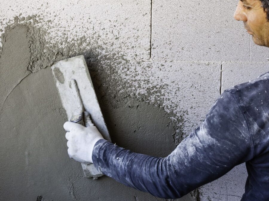 Comment faire un gobetis et un enduit de façade ?