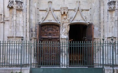 Qui a réalisé la façade de la basilique Saint-Pierre ?
