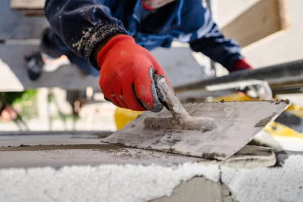 Des baguettes d'angle sur façade avant enduit