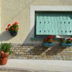 Nettoyage d'une façade en crépi