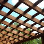 Installation d'une marquise en bois
